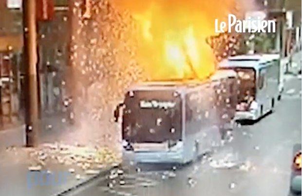 Paris 5.5.2022:
                      "Elektrobus explodiert in Paris – die Gefahr
                      der Batterie-Fahrzeuge" - der Brand war am
                      2.5.2022