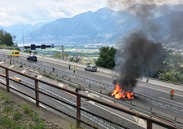 Tesla entz�ndet sich auf Autobahn A2
                  im Tessin, 16.Mai 2018
