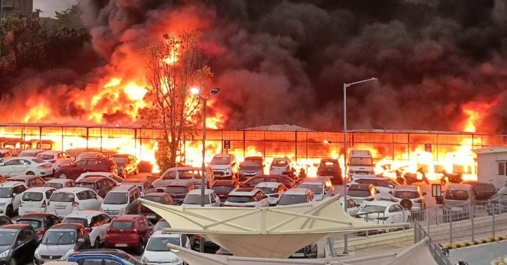 Delhi (Indien) 20.6.2022: In Delhi brennen 100
                    E-Autos auf 1mal: 100 Vehicles Catch fire in Delhi’s
                    Electric Vehicle Charging Station – India