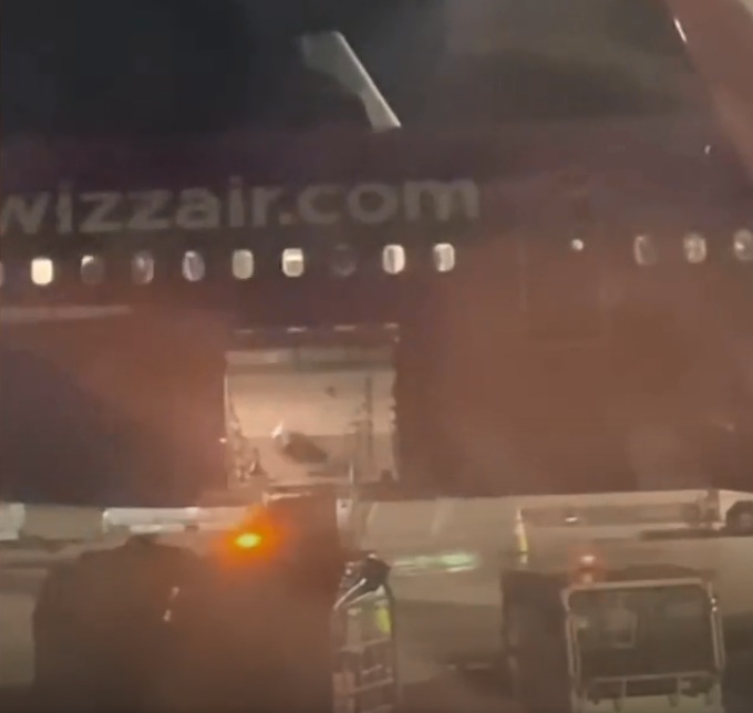 London (GB) 20.3.2025: Wizzair hat einen
                    falschen Mitarbeiter: Koffer werden
                    heruntergeschleudert: Passagiere geschockt:
                    Mitarbeiter schleudert Gep�ck aus dem Flugzeug -
                    Video