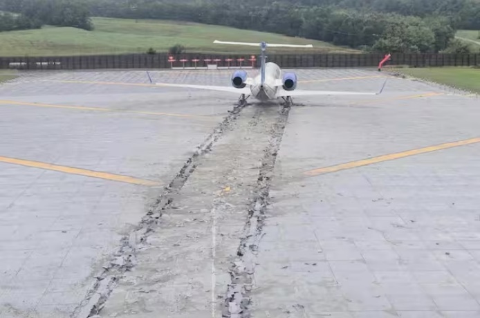 Flughafen Roanoke (Virginia,
                  "USA") am 28.9.2025: Zementblock-Piste
                  bremst Flugzeug, das nicht bremsen kann