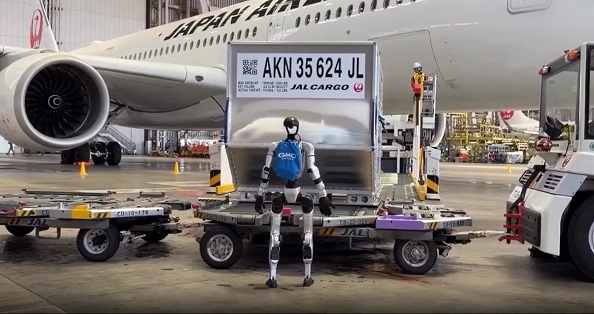 Flughafen Tokio-Haneda mit Pilotversuch
                    am 29.4.2026: Human-Roboter aus China verladen die
                    Koffer