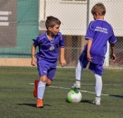 Kinder spielen
                  Fussball