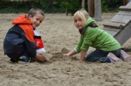 Chind im
                  Sandchaschte