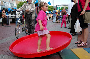 Gonge round seesaw 03,
                            girls upright in the Gonge round seesaw,
                            Sport and Freizeit Salzgitter GmbH