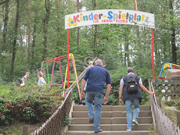 Una entrada a un parque infantil en
                                el parque de tobogán de trineo en
                                Ibbenbueren, región de Muenster,
                                Westfalia, Alemania