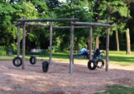 Columpio de neumtico
                              vertical 05: hexgono con columpios de
                              neumtico en un suelo finlands en
                              Colonia, Alemania