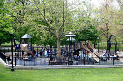DerTadpole-Spielplatz im Schatten
                                  grosser Bäume in Boston in den
                                  kriminellen "USA"