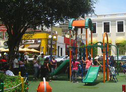 Kinderburg mit
                              Kunstrasen, Kennedy-Park in
                              Lima-Miraflores, Peru