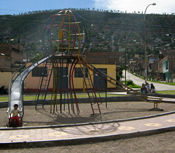 Doppelrutschbahn in Form einer
                                farbigen Globus-Skulptur 02, Ayacucho,
                                Avenida Prolongación de la Libertad,
                                Peru