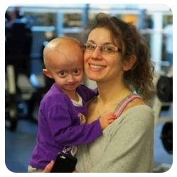 Progeria-Kind
                        im Arm