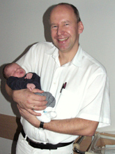 Ein Gyn�kologe
                              (hier: Dr. Gross mit einem Baby)
