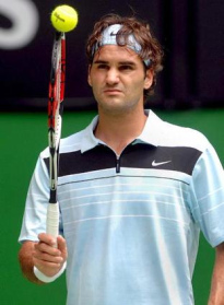 Roger
                          Federer mit Tennisball und Racket am
                          Jonglieren. Scheinbar hat er eine Freude am
                          Gleichgewicht Energien.