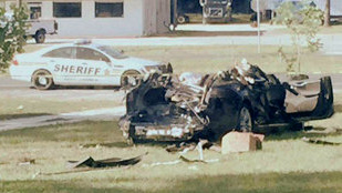 Tesla nach
                                        dem t�dlichen Unfall mit dem
                                        "autonomen System"