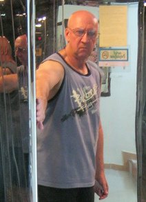 Dann pr�sentierte sich
                      ein englischer Spion Frank vom MI6 in Thailand am
                      4.11.2013. Er war so dumm wie alle anderen