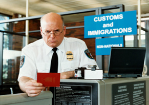 Inmigración,
              p.e. con control de pasaporte a una ventanilla
              "Customs and immigrations"