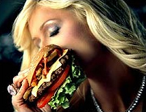 La comida
                        "normal" con hamburguesas que son más
                        ancha que la cara del consumente en los Estados
                        daña mucho, y los americanos se dejan dañar...