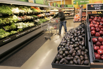 Una hilera de
                        verduras, en inglés: "aisle of
                        produce" o "aisle of vegetables",
                        aquí en un supermercado "Wal Mart" en
                        Little Rock, Arkansas, "EUA"