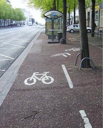 Angers: Veloweg
                  hinter Bushaltestelle hindurch