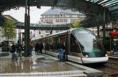 Niederflurtram in Strassburg / Strasbourg, mit
                    Warteinsel f�r Behinderte