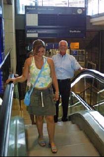 Rolltreppen in Bahnh�fen behindern
                              Kinderwagen und Behinderte und kosten viel
                              Reparatur