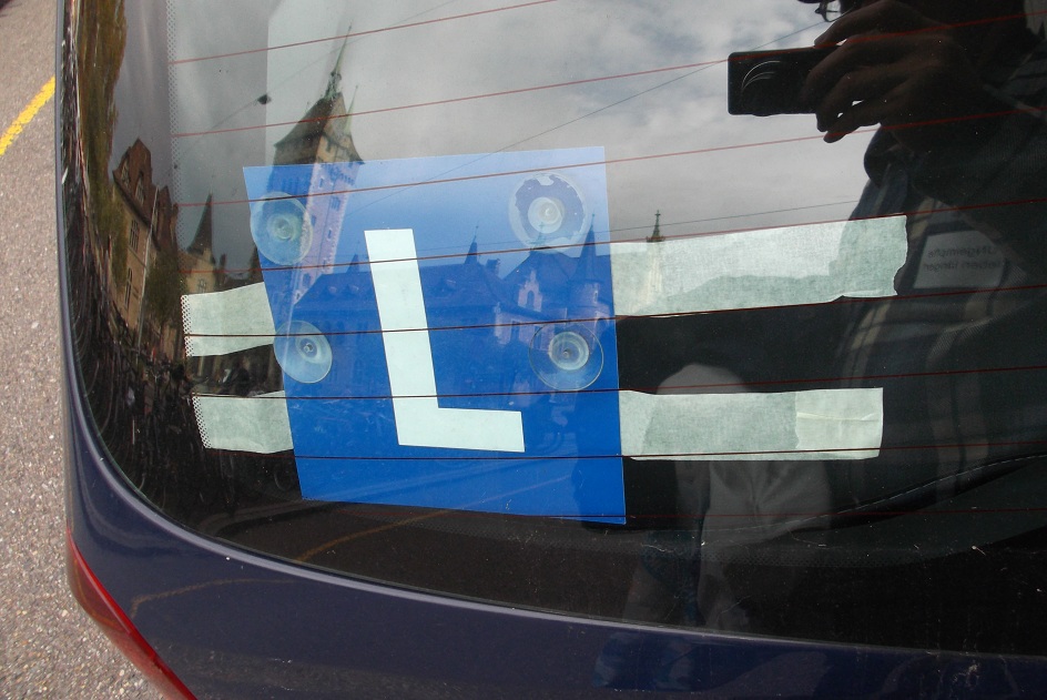 Auto mit
                      "L" innen mit 4 St�pseln und
                      Paketklebeband: Nur so h�lt das "L"
                      wirklich bei jeder Ersch�tterung