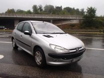 Selbstunfall auf der Autobahn bei M�lligen, das
                    Auto hat eine Abschrankung gek�sst