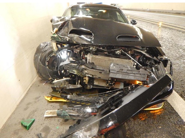 Selbstunfall durch Lernfahrer in Roggwil (Kt.
                    SG): touchiert Randstein und prallt in Tunnelwand