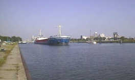 Delfzijl, Hafeneinfahrt mit
                          Schiff