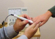 Elektroakupunktur: Teure Ger�te werden
                            verkauft, und hohe Tarife werden verrechnet
                            und hohe L�hne von den �rzten kassiert, aber
                            der Beweis, dass Amalgam die Ursache f�r
                            schwerste St�rungen ist, wird von den
                            Regierungen und korrupten Richtern nicht
                            anerkannt, denn die Gift-Industrie wie die
                            Degussa m�ssten dann f�r alle Sch�den
                            bezahlen...