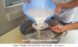 Y la leche de coco se tamiza (pasa un
                    colador)