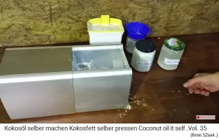 Das Kokos�l wird gesiebt
                    02, 2 Gl�ser sind mit Kokos�l bereits voll, ein
                    drittes steht dahinter mit einem Trichter 02