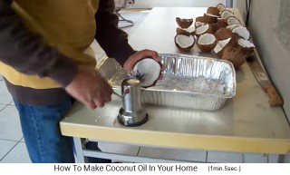 Das
                    Kokosfleisch wird rausgeraspelt