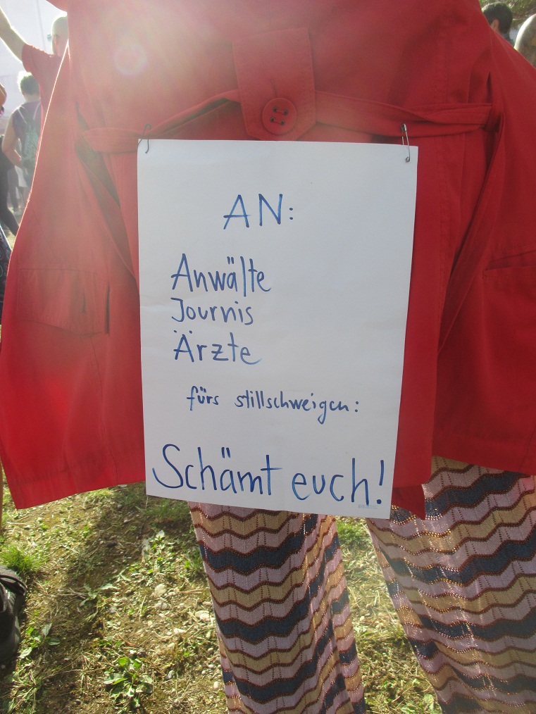Demo in Uster 25.9.2021:
                    Plakat "An: Anw�lte, Journalisten, �rzte f�rs
                    Stillschweigen: Sch�mt euch!"