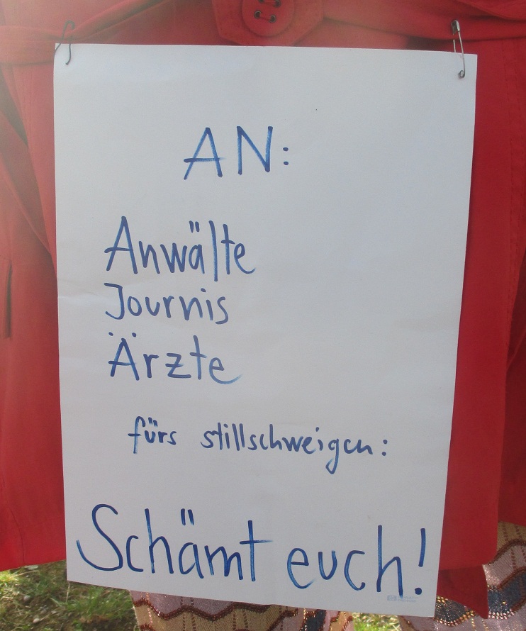 Demo in Uster
                    25.9.2021: Plakat "An: Anw�lte, Journalisten,
                    �rzte f�rs Stillschweigen: Sch�mt euch!" Zoom