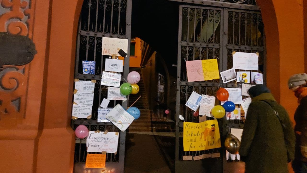 Demo in Basel gegen den Coronawahn 10.1.2022:
                  Botschaften an das Rathaus gegen den Coronawahn Foto
                  12