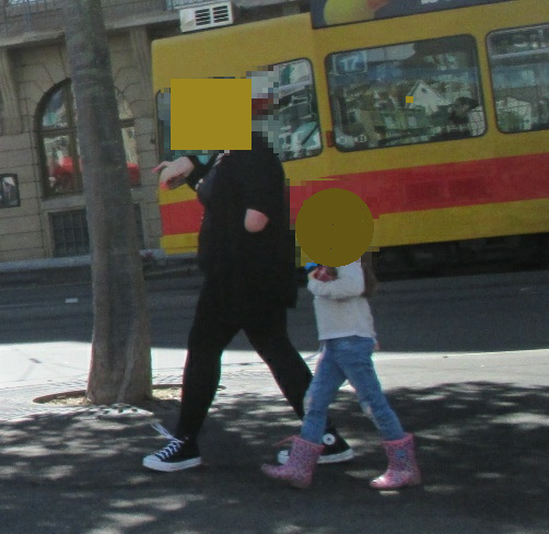 Basel Mittlere Br�cke, Frau
                  mit amputiertem Unterarm 20.8.2022