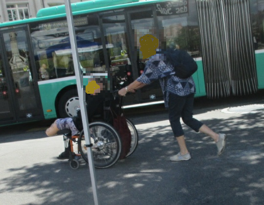 Basel
                  Mittlere Br�cke, Frau mit amputiertem Unterschenkel im
                  Rollstuhl, 20.8.2022