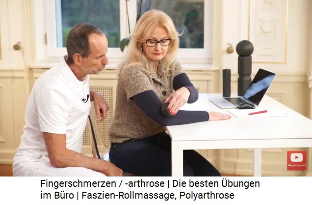 Massage gegen
                    Fingerschmerzen mit einer kleinen Kugel an der
                    Ellenbogen-Aussenseite