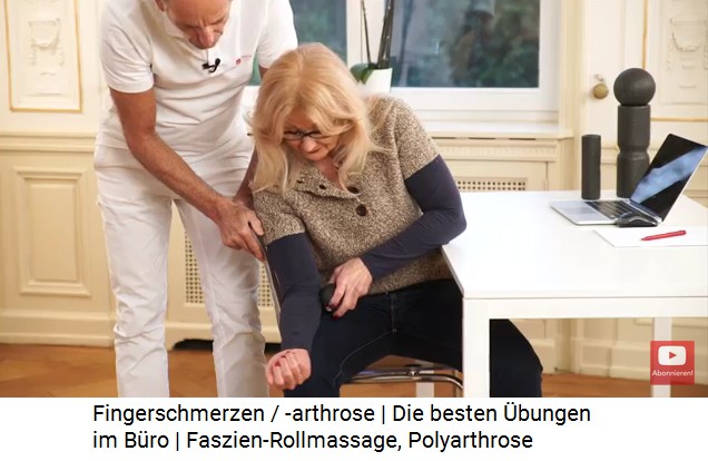 Massage gegen Fingerschmerzen mit einer
                    kleinen Kugel an der Ellenbogen-Innenseite