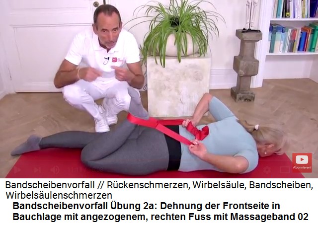 Bandscheibenvorfall �bung 2a: Bauchlage,
                      der rechte Fuss wird mit einem Massageband
                      angezogen 02
