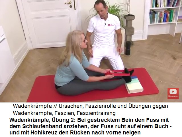 Wadenkr�mpfe �bung 2:
                          Bein strecken und den Fuss mit einem
                          Schlaufenband anziehen 04 mit einem Buch unter
                          dem Fuss und mit nach vorne geneigtem
                          Hohlkreuz-R�cken