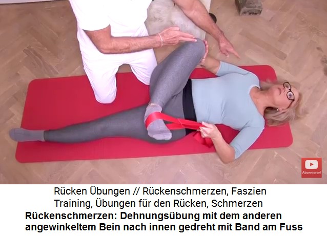 R�ckenschmerzen �bung 3a:
                  Das rechte Bein wird nach oben angewinkelt, nach innen
                  gedreht und mit einer Schlaufe um den Fuss wird der
                  Fuss weiter nach innen gezogen