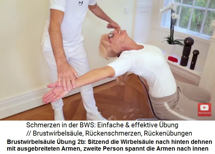 Brustwirbels�ule Video 2 �bung 2b: Sitzend
                      wird die Wirbels�ule nach hinten gedehnt, bis der
                      Kopf waagrecht schwebt, und die Arme sind
                      ausgebreitet