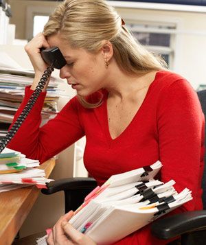 Sekret�rin
            ersch�pft mit Aktenbergen und Telefonh�rer an der Stirn -
            der Burnout-Stress ist da