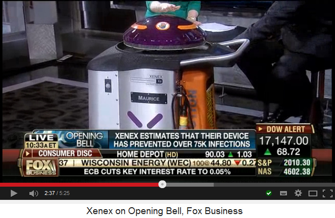 Die
                                      Reporterin ber�hrt den Knopf