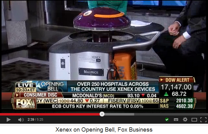 Der Lampenteil des
                                      UV-Lichtdesinfektionsroboters wird
                                      ausgefahren 01