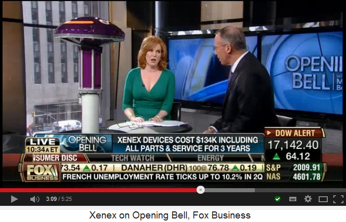 Der
                                      Lampenteil des Xenex
                                      UV-Lichtdesinfektionsroboters ist
                                      ausgefahren