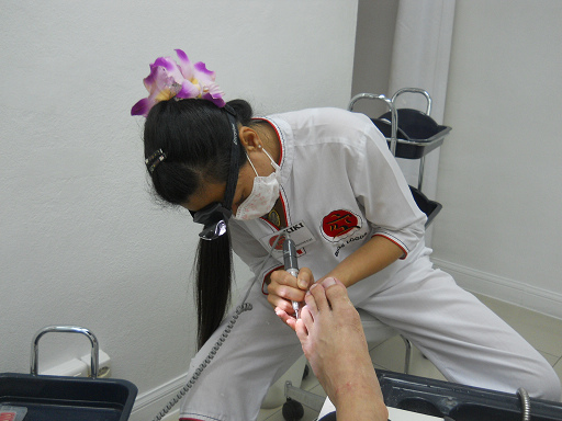 Fussn�gel werden mit Pr�zisionsinstrumenten
                    abgeschliffen