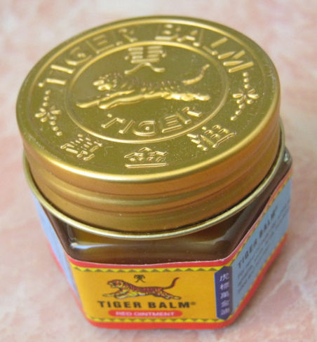 Glas
                      Tigerbalsam mit dem goldenen Deckel